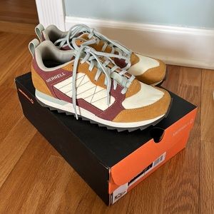 New Merrell Alpine colorblock sneaker in gold/sable. Size 6.5